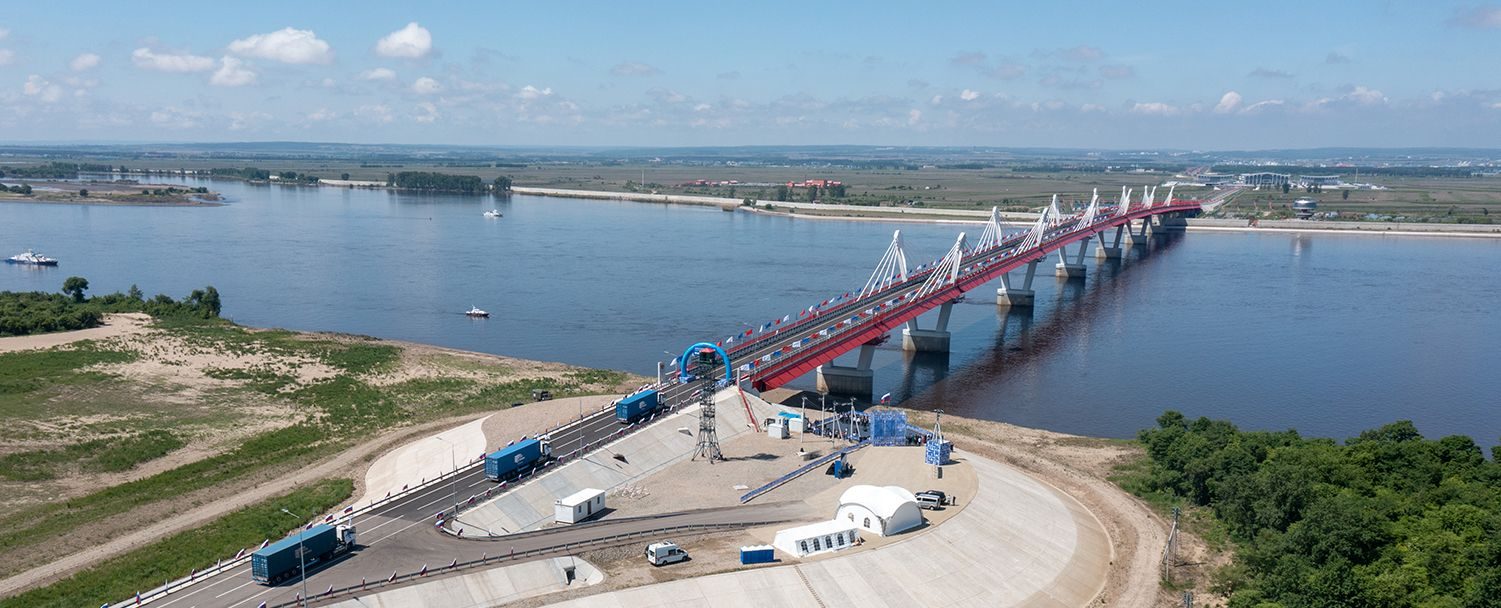 Грузовые автомобили на подъезде к мосту через Амур